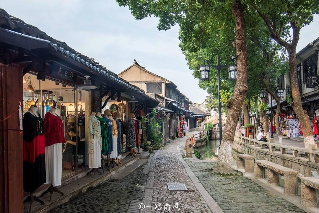 郑州小伙手机落站台，里面有很多学习资料，监控显示被老人捡到